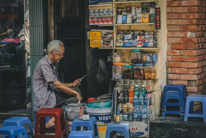 Ngày xưa, phố Hàng Buồm là nơi bán các loại buồm (may bằng vải hoặc đan bằng cói lác) dùng cho thuyền bè. Có tài liệu cho rằng nơi đây làm cói đan như bị, giỏ, chiếu, mành mành buồm nhưng thực tế loại hàng này được bán ở phố Hàng Chiếu, cách Hàng Buồm chỉ một đoạn. Ảnh: Hanoilove.
