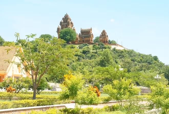Tháp Pô Klong Garai tọa lạc trên ngọn đồi Trầu cao gần 70 m, thuộc phường Đô Vinh, TP Phan Rang - Tháp Chàm. Có ý kiến lý giải rằng theo truyền thuyết, vua Pô Klong Garai thời trẻ đi buôn trầu từng nghỉ chân tại ngọn đồi này, nên người ta gọi nơi đây là đồi Trầu. Đứng tại tháp Pô Klong Garai trên đồi Trầu, du khách có thể quan sát toàn cảnh thành phố với tầm nhìn tuyệt đẹp, nhất là thời điểm hoàng hôn buông xuống. Ảnh: Hòa Thiện.
