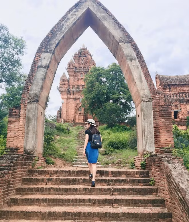Tháp Pô Klong Garai, còn gọi Tháp Chàm, là di tích kiến trúc, nghệ thuật mang đậm dấu ấn văn hóa Chăm còn tồn tại khá nguyên vẹn ở Ninh Thuận. Công trình được xây dựng khoảng cuối thế kỷ 13, đầu thế kỷ 14, thờ vua Pô Klong Garai, người được đồng bào Chăm tôn kính, nhớ ơn vì đã có công giúp dân làm thủy lợi. Hiện tháp Pô Klong Garai là điểm du lịch thu hút nhiều du khách check-in khi đến thành phố này.