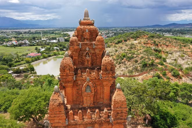 Phan Rang - Tháp Chàm là thành phố có tên dài nhất Việt Nam hiện nay. Tên thành phố có đến 4 từ và 16 chữ cái. Trong lịch sử, vùng đất Phan Rang - Tháp Chàm đã trải qua nhiều lần chia tách, tái lập, thay đổi địa danh và địa giới hành chính. Có những giai đoạn, Phan Rang và Tháp Chàm là những đơn vị hành chính riêng biệt. Địa danh ghép Phan Rang - Tháp Chàm chính thức ra đời từ năm 1948, do chính quyền cách mạng đặt. Ảnh: Tran An.