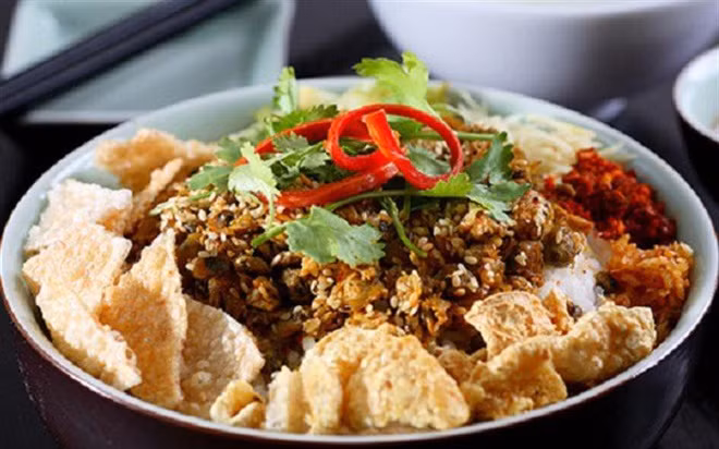 Từng là vùng đất kinh kỳ, Huế là nơi có rất nhiều món ẩm thực đặc sản nổi tiếng. Bánh canh cá lọc, cơm hến, chè cung đình là 3 món có nguồn gốc từ vùng đất cố đô này.