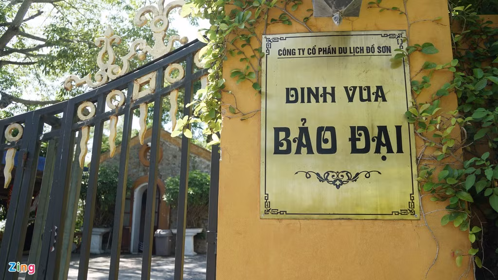 Vua Bảo Đại đã sử dụng biệt thự này từ năm 1933-1954 để làm việc và nghỉ dưỡng cùng gia đình mỗi dịp ra Bắc trong thời gian ông làm Hoàng đế Đại Nam và Quốc trưởng Quốc gia Việt Nam. Năm 1955, miền Bắc được giải phóng, biệt thự Bảo Đại được giao cho Bộ Quốc phòng quản lý. Đến năm 1984, Bộ Quốc phòng bàn giao cho Công ty Cổ phần Khách sạn Du lịch Đồ Sơn, nay là Công ty Cổ phần Du lịch Đồ Sơn.