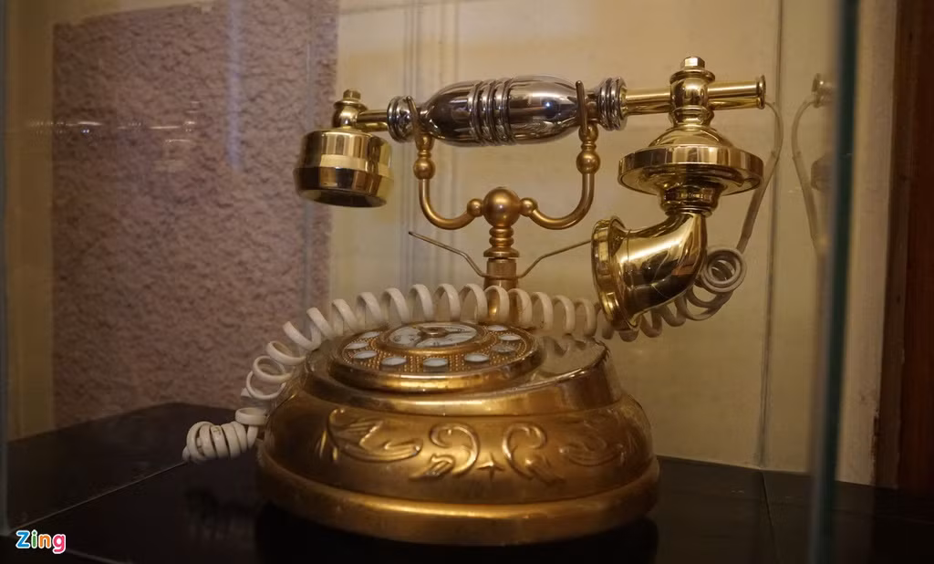 Chiếc điện thoại được trưng bày cạnh giường ngủ.
