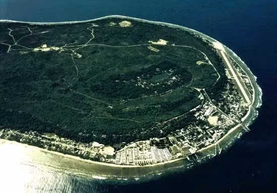 Theo World Atlas, Nauru là đảo hình trái xoan nằm tại tây nam Thái Bình Dương, cách xích đạo 42 km về phía nam. Bao quanh đảo là san hô. Lãnh thổ Cộng hòa Nauru chỉ gói gọn trong hòn đảo có diện tích chỉ 21 km2. Đây là quốc gia có diện tích lãnh thổ bé nhất tại châu Đại Dương và bé thứ ba trên thế giới, sau thành Vatican và Công quốc Monaco. Ảnh: Google.