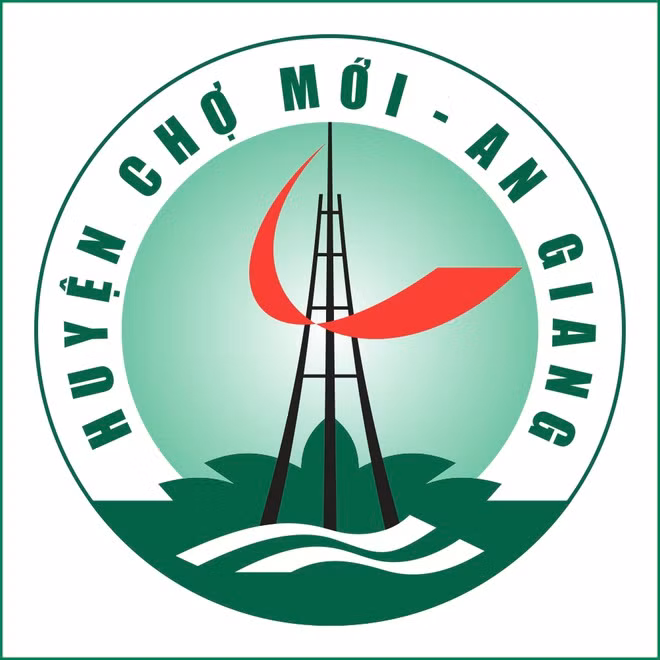 Trung tâm logo huyện có hình ảnh di tích lịch sử quốc gia Cột Dây Thép với lá cờ tung bay, được cách điệu. Đây là nơi lá cờ Đảng được treo để chào mừng sự kiện thành lập Chi bộ Đảng đầu tiên của tỉnh An Giang. Ngoài ra, logo còn có màu xanh lá tươi làm chủ đạo, tượng trưng cho vùng đất nông nghiệp trù phú... Ảnh: Cổng TTĐT huyện Chợ Mới.