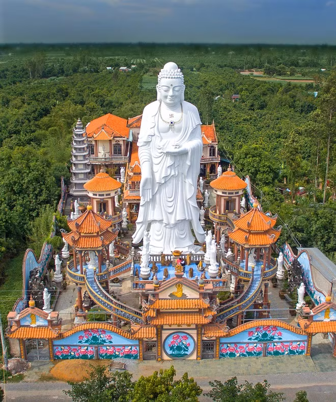  Chùa Phước Thành nằm ở cù lao Giêng, huyện Chợ Mới, tỉnh An Giang. Đây là cù lao yên bình nằm giữa sông Tiền, có lịch sử khai phá hơn 300 năm. Ảnh: Cổng TTĐT huyện Chợ Mới.