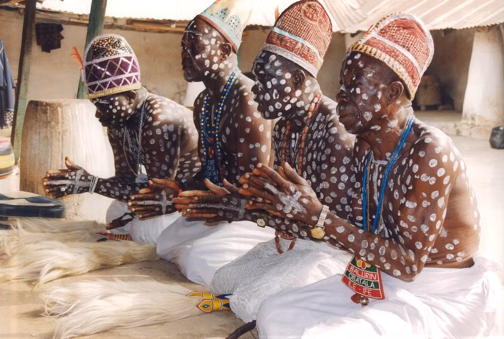 Yoruba: Người Yoruba hầu như chỉ sống ở vùng Tây Nam của Nigeria. Với số lượng hơn 40 triệu người, họ là bộ tộc lớn nhất ở Tây Phi. Tại khu vực trung tâm rộng lớn của thành phố Lagos, người Yoruba tập trung sinh sống rất nhiều, họ có lối sống khá hiện đại và ngôn ngữ là phương thức đơn giản để nhận biết người của bộ lạc tại đây. Mặc dù trong vùng sinh sống rộng lớn của người Yoruba có các thị trấn, nhiều người trong số họ vẫn sống cuộc sống tự cung tự cấp theo truyền thống nông thôn. Ảnh: Answersafrica.