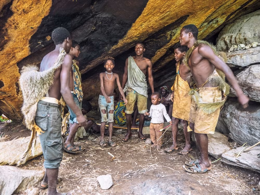  Hadzabe: Bộ lạc Hadzabe ở Tanzania là một trong những nhóm người du mục đích thực cuối cùng. Đàn ông Hadzabe săn bắn bằng cung tên trong khi phụ nữ tìm kiếm các loại quả và trái cây ăn được. Khách du lịch thích phiêu lưu có thể đi du lịch cùng họ trong các chuyến di cư hay săn bắn. Ảnh: Seek &amp; Scribe.
