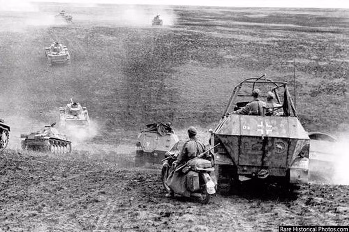 Tháng 6/1941, trùm phát xít Hitler bất ngờ ra lệnh tấn công tổng lực vào Liên Xô. Trong thời gian đầu quân Đức chiếm ưu thế khi nắm giữ được nhiều vị trí. Ảnh: Phát xít Đức di chuyển trên những chiếc xe tăng về phía Stalingrad vào tháng 8/1942.