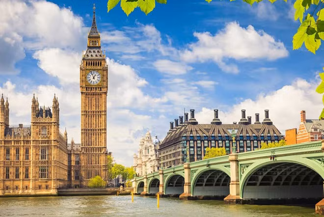 Bên trong tháp Big Ben không có thang máy, mà là hệ thống cầu tháng bộ 334 bậc. Ước tính, nếu Big Ben được xây dựng vào thời điểm hiện nay, chi phí là 222.000 USD. 4 mặt của đồng hồ Big Ben được các chuyên gia lau dọn 5 năm/lần.