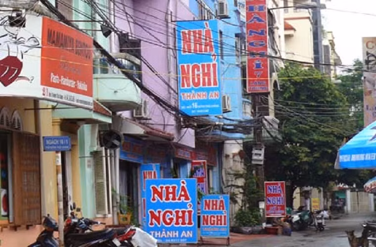 Mới đây, Huyện ủy huyện Thủ Thừa (Long An) vừa có quyết định cách hết các chức vụ trong Đảng đối với ông Trịnh Văn Ch. (Phó Chủ tịch UBND xã Long Thành) vì mối quan hệ không trong sáng với bà Võ Thị Ngọc Kh.(Phó Chủ tịch HĐND xã Long Thành). Vì cả hai đã có gia đình nên Đảng ủy xã đã nhắc nhở. Tuy nhiên, sau đó hai người lại bị bắt gặp vào chung một phòng ở nhà nghỉ tại phường Khánh Hậu, TP Tân An. Ảnh: minh họa.