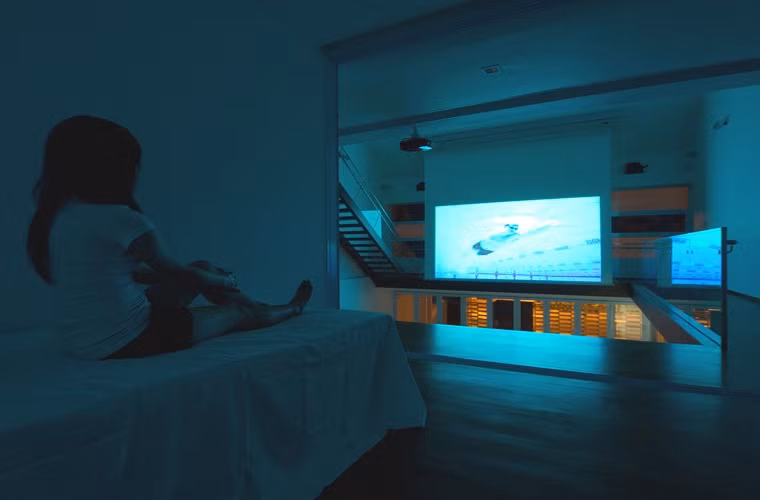 Ngoài ra, mỗi người có phòng riêng trên các tầng riêng biệt. Rèm cửa và cửa trượt phòng ngủ tạo sự riêng tư cho mỗi phòng. Chúng rất cơ động, có thể kéo, trượt mở đủ rộng để từ mỗi phòng có thể xem được chương trình yêu thích trên chiếc màn chiếu khổng lồ.