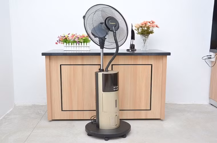 6. Quạt phun sương không có hiệu quả làm mát Hiện tượng này xảy ra có thể do quạt bị hỏng, bạn nên nhờ sự hỗ trợ của nhân viên kỹ thuật để khắc phục đúng cách và nhanh chóng. Ngoài ra, nguyên nhân do công suất làm mát nhỏ, bạn không nên để quạt ở phòng quá rộng hoặc hướng thổi gió ngược với các thiết bị làm mát khác.