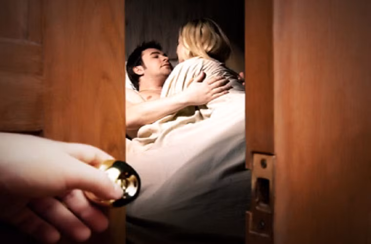 Cách chức, bị đánh ghen, bỏ của chạy lấy người... mặc dù không ít vị lâm vào tình huống như vậy, xong có vẻ như thói xấu vẫn còn tiếp diễn. Đại úy Phạm Thanh Liêm, cán bộ Đội Chống buôn lậu thuộc Phòng cảnh sát điều tra tội phạm về Trật tự quản lý kinh tế và chức vụ tỉnh Long An đã bị cách chức khi đưa một phụ nữ đã có chồng vào nhà nghỉ ở phường 3 (TP Tân An) để… tâm sự. Được biết, Phạm Thanh Liêm có vợ và người “bạn tình” của ông cũng đã có 1 con, hiện đang làm công nhân cho một công ty ở huyện Bến Lức. Ảnh: minh họa.