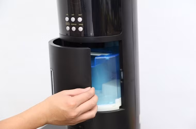  3. Vi khuẩn gây bệnh từ hơi ẩm Quạt khi mới mua hoặc đã sử dụng nhiều lần, nếu không chú ý về nước trong bình chứa của quạt, có thể làm hỏng quạt hoặc vô tình phát tán vi khuẩn mà bạn không hề hay biết.