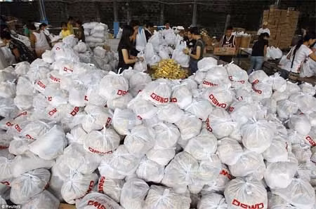 Nạn nhân siêu bão Haiyan đang nhận hàng cứu trợ.
