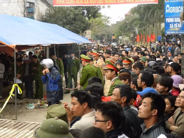 Ngay khi xảy ra vụ tai nạn, người nhà và người dân đã kéo đến hiện trường rất đông. Họ dựng rạp bảo vệ hiện trường để cơ quan chức năng làm rõ.