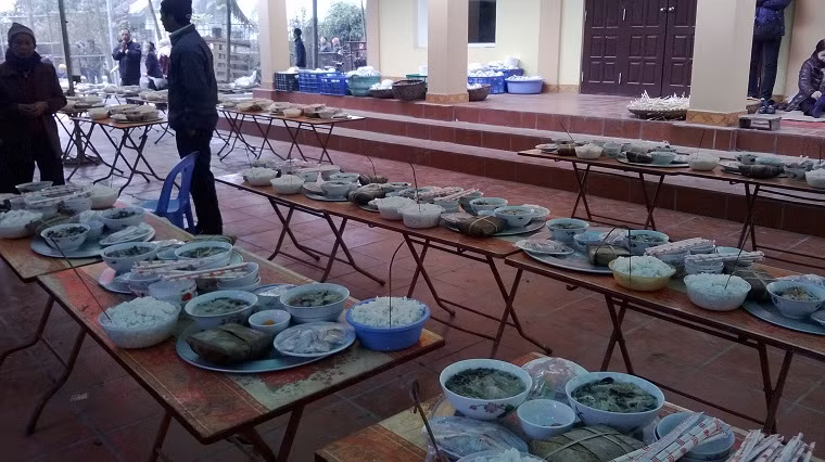 Để thết đãi khách thập phương trong ngày lễ đền Mẫu Rằm tháng Giêng, "Mẫu" The tổ chức hàng nghìn mâm cỗ, gần 1000 chiếc bánh chưng… nhưng vẫn không đủ phục vụ.