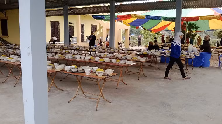 “Mỗi năm có 3 ngày như Rằm tháng Giêng, ngày mở cửa phủ và ngày lễ chính 13/3, "Mẫu" The làm hàng nghìn mâm cơm để thết đãi khách thập phương từ nơi xa đến. Những ngày đó, làng quê Vũ Xá tấp nập, nhộn nhịp vì số lượng khách đến rất đông", bà Hoa người dân làng Vũ Xá cho biết.