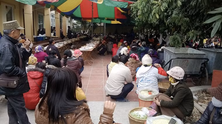 Phủ thuê gần trăm người để phục vụ, đa số là người trong làng Vũ Xá. Sau khi làm lễ, hàng nghìn người sẽ được thết đãi cơm...