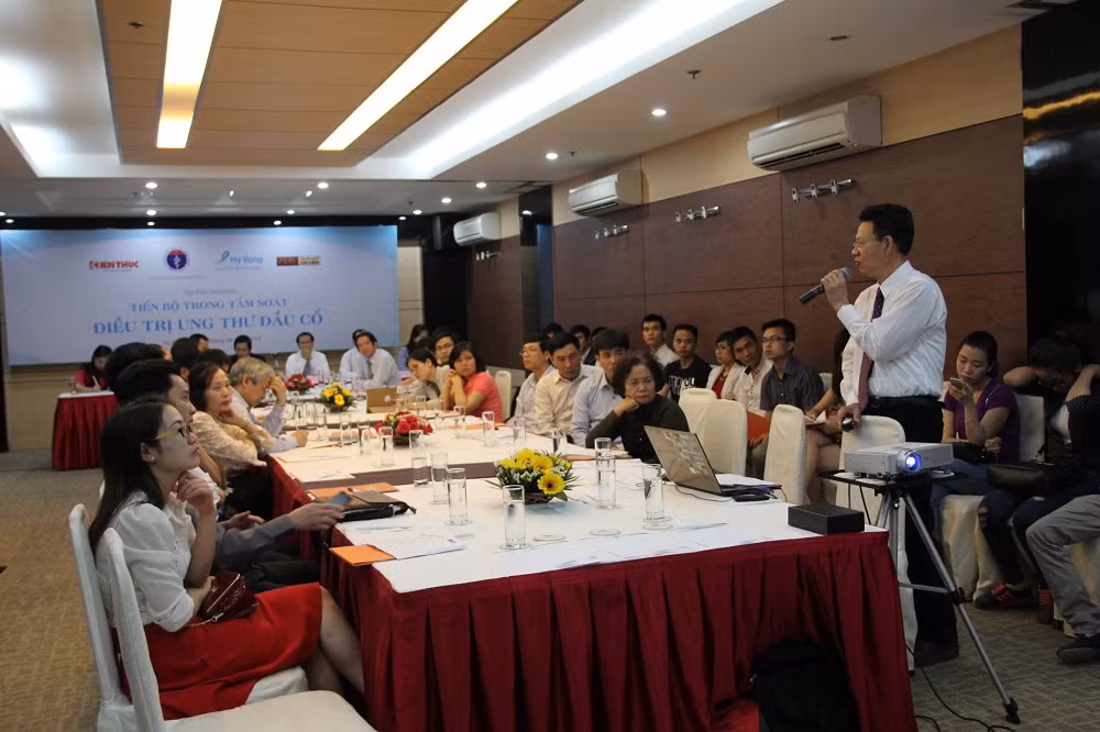 Tại buổi Hội thảo, các nhà khoa học đã trình bày tham luận về ung thư nói chung và ung thư vùng đầu cổ nói riêng.