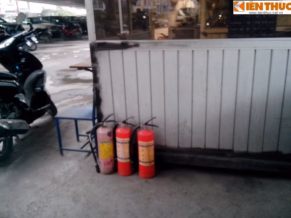 Và đặc biệt hơn, cả một bãi trông xe rộng với sức chứa hàng vạn xe, chỉ có 3 bình cứu hoả hoen gỉ được bày phía ngoài. Nếu cháy nổ xảy ra, thì không phải 300 xe mà có lẽ nhiều hơn nữa... sẽ vẫn "chết oan"!