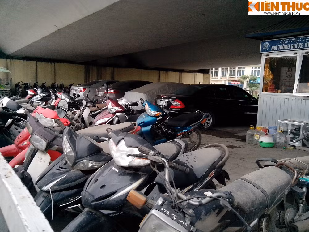 Tại gầm cầu vượt Mai Dịch ( nối đường Phạm Văn Đồng và đường Phạm Hùng), số lượng xe gửi ngày và qua đêm khá lớn ...