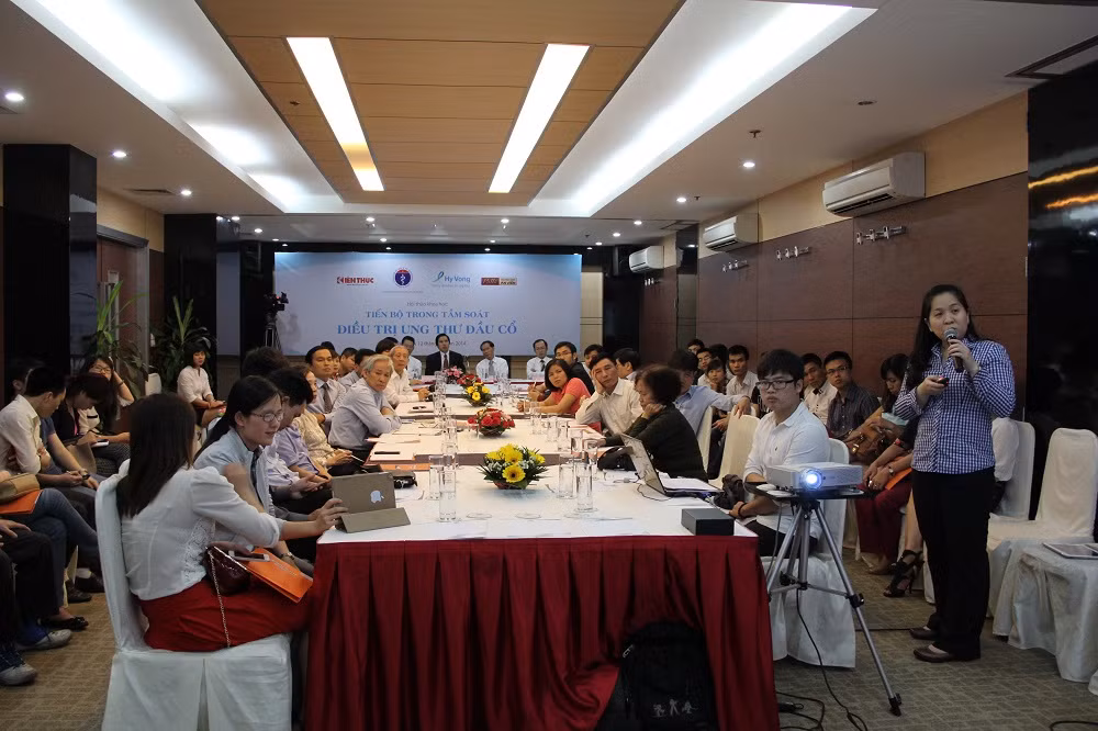 Ngoài ra, tham luận về: Liệu pháp ức chế thụ thể tăng trưởng biểu mô trong điều trị ung thư biểu mô vẩy vùng đầu cổ của bác sĩ Trần Vương Thảo Nghi , cũng được các nhà khoa học đánh giá cao.