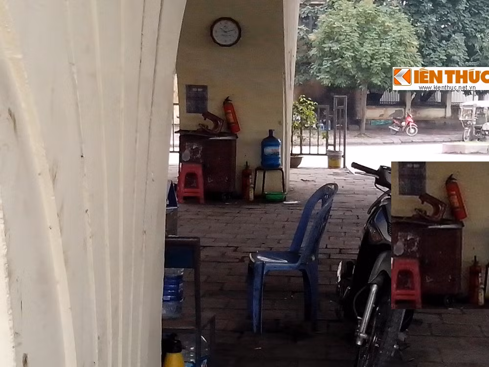 Không chỉ có vậy, công tác phòng cháy chữa không được trang bị đầy đủ, cả bãi đỗ xa chỉ có 2 bình cứu hoả nhỏ để không đúng nơi quy định