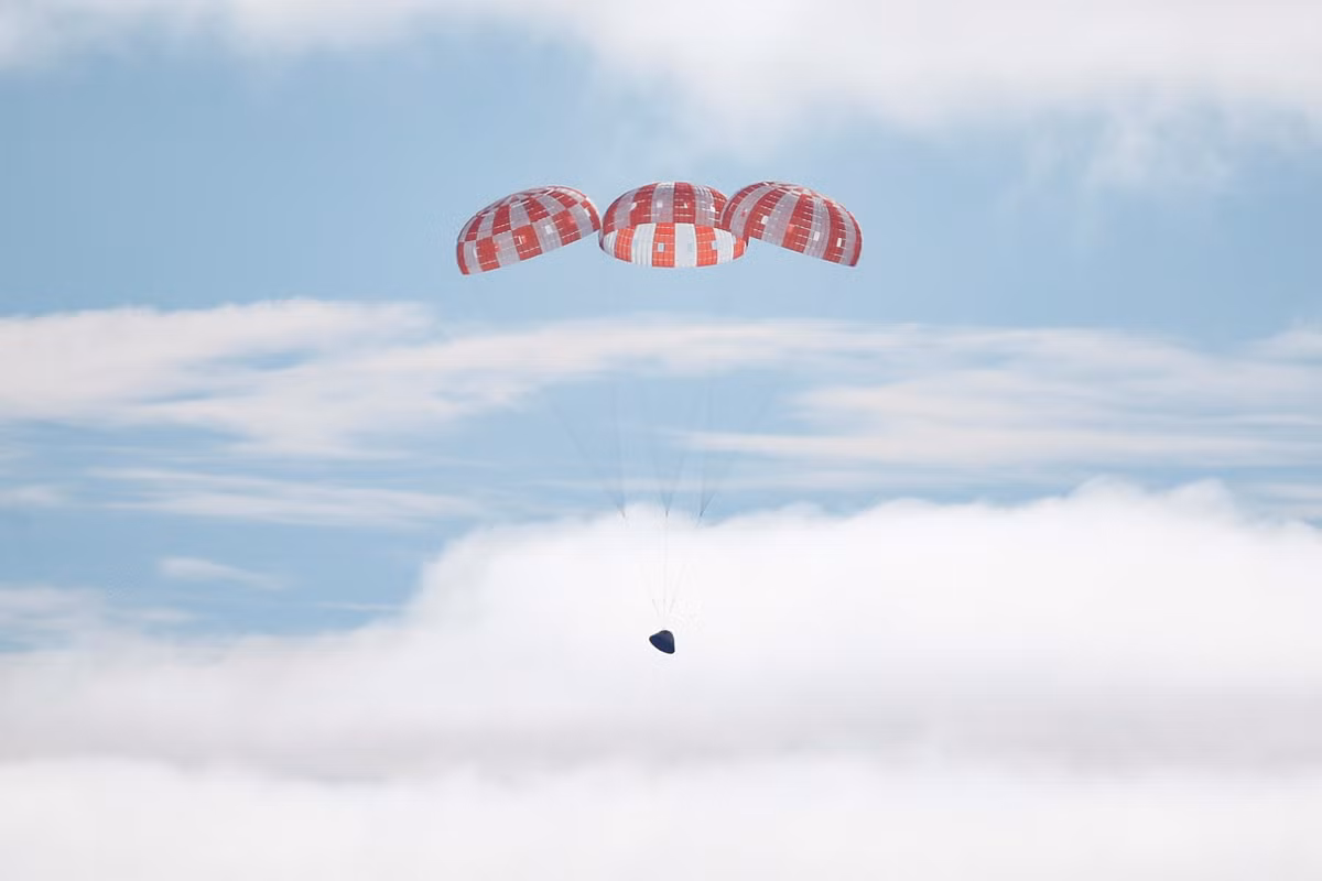  Tàu thám hiểm Orion của NASA đã quay trở lại Trái Đất sau sứ mệnh kéo dài 25,5 ngày quay quanh Mặt Trăng vào ngày 11/12. Con tàu lao xuống bầu khí quyển ở tốc độ Mach 32 - gấp 32 lần tốc độ âm thanh - và chịu nhiệt độ 5.000 độ F (tương đương 2.760 độ C) trước khi lao xuống phía tây bang Baja California, gần đảo Guadalupe, Mexico.