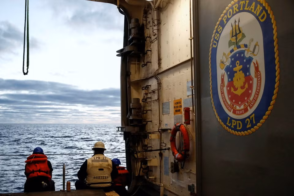 br/> Thủy thủ tàu USS Portland chờ chất thiết bị lên một chiếc thuyền nhỏ - một phần hoạt động thu hồi tàu Orion.