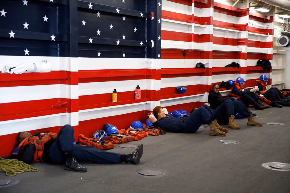 br/> Thủy thủ của tàu USS Portland nghỉ ngơi khi chờ thực hiện nhiệm vụ.