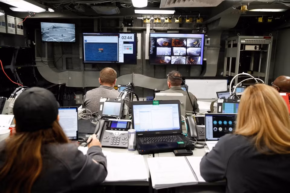 br/> Giám đốc Hoạt động Thu hồi của NASA Melissa Jones và đội ngũ nhân viên giám sát quá trình thu hồi tàu Orion ở Baja California, Mexico, vào ngày 11/12.