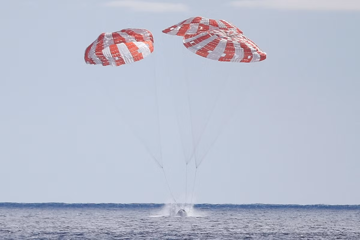 Tàu Orion của NASA lao xuống Thái Bình Dương sau khi bung dù, ngoài khơi Baja California, Mexico, vào ngày 11/12.
