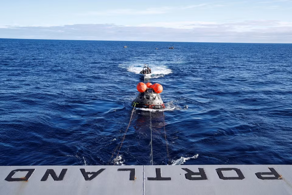br/> Tàu thám hiểm Orion của NASA tiến về phía tàu tuần dương hạng nặng USS Portland sau khi được NASA và Hải quân Mỹ thu hồi thành công ngoài khơi bờ biển ở Baja California. NASA ca ngợi quá trình tàu Orion trở lại gần như hoàn hảo. “Tôi choáng ngợp. Đây là một ngày phi thường, một ngày lịch sử, vì chúng ta đang quay trở lại không gian với một thế hệ mới”, Giám đốc NASA Bill Nelson cho biết khi theo dõi quá trình thu hồi từ Mission Control ở Houston, theo Politico.