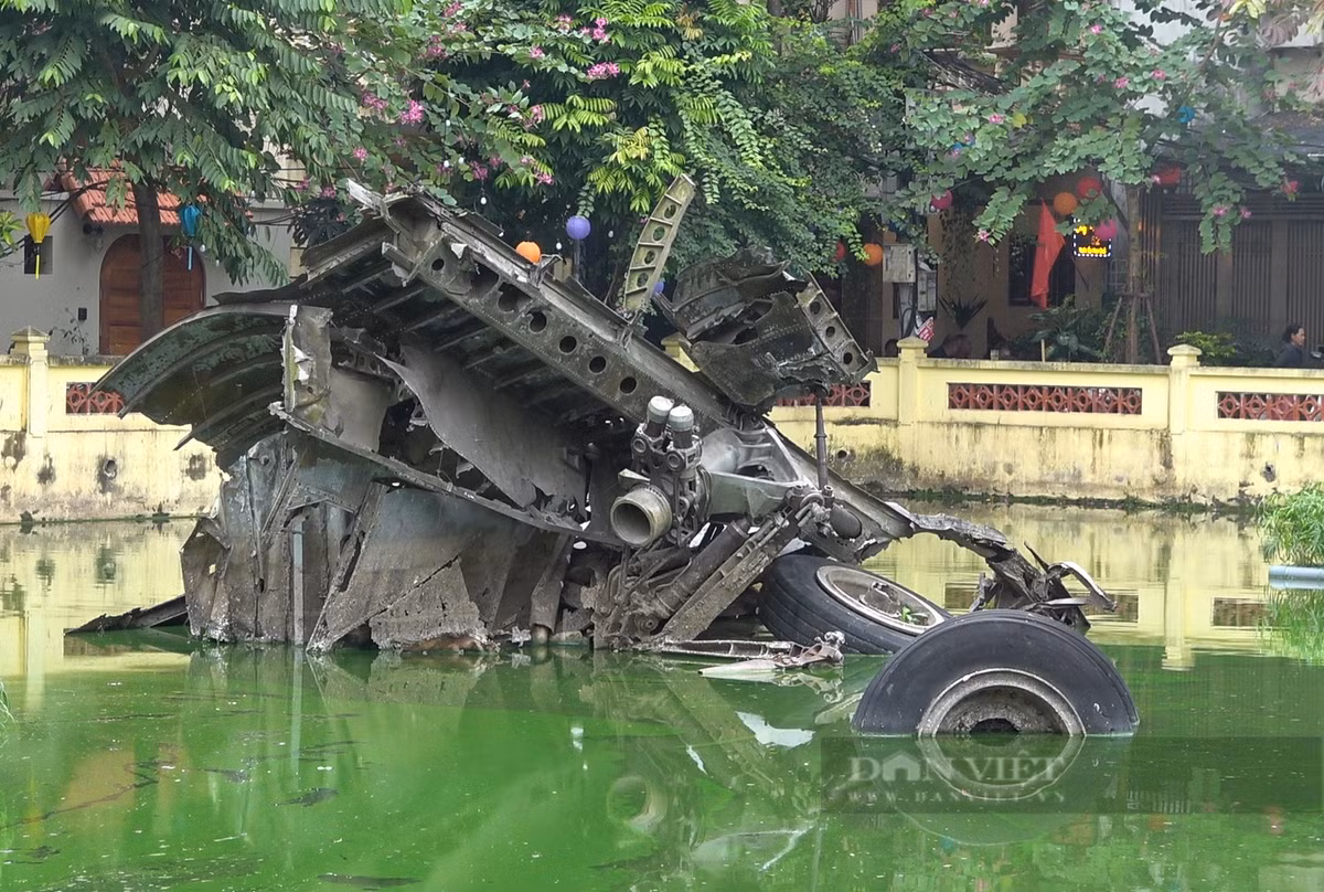 br/> Sau khi bị tên lửa bắn trúng, chiếc B-52 đã nổ tung thành nhiều mảnh rơi xuống làng hoa Ngọc Hà. Phần lớn thân và cánh máy bay rơi xuống hồ Hữu Tiệp.