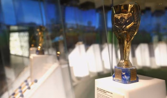 Trong khi đó, FIFA cố gắng giải quyết mọi khủng hoảng, rắc rối. Thư ký FIFA Denis Follows đã đến gặp thợ kim hoàn George Bird, yêu cầu ông làm ra một bản sao chính xác của chiếc cúp, để “chữa cháy” cho giải đấu.