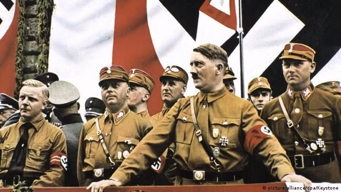Các kỳ World Cup tiếp theo bị hủy bỏ do Thế chiến 2 nổ ra. Adolf Hilter nuôi tham vọng sở hữu chiếc cúp, phục vụ mục tiêu chính trị.