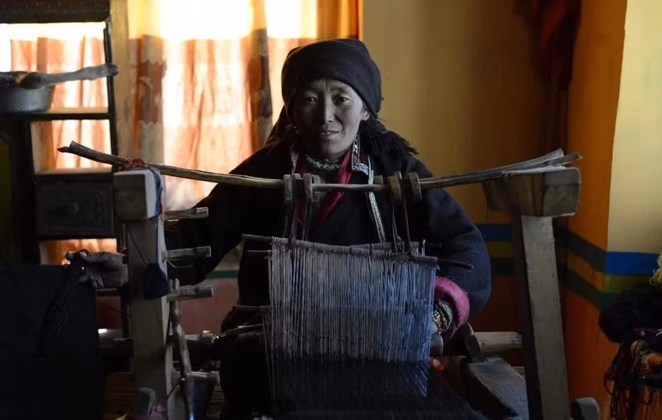 br/> Ngoài ra, nghề dệt cũng phổ biến ở đây. Mỗi nhà hầu như đều có máy dệt và phụ nữ trong làng ai cũng thành thạo kỹ năng này. Ảnh: Inf.