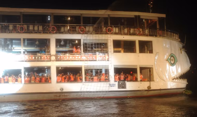 Lúc này khói, lửa bao trùm toàn bộ con tàu. Hàng trăm thực khách đang có mặt vô cùng hốt hoảng nhưng được sự hướng dẫn một cách bình tĩnh của các nhân viên phục vụ, tất cả mọi người đều mặc áo phao đầy đủ để tránh tình huống xấu nhất có thể xảy ra.