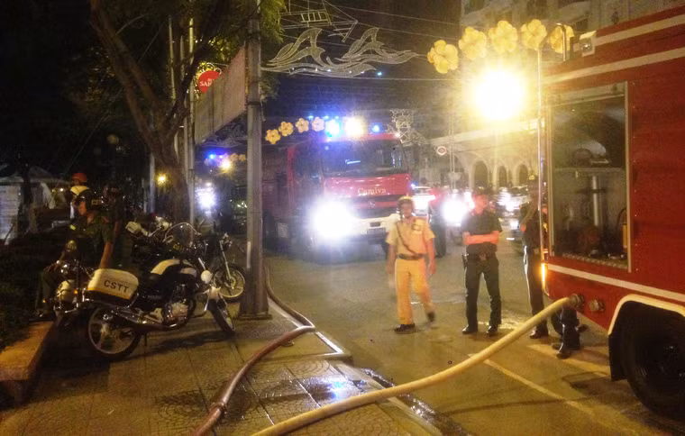Hàng chục xe chữa cháy và nhiều lực lượng như CSGT, CSTT-PƯN 113, công an phường, thanh niên xung phong, BVDP... đã được huy động đến hiện trường để giữ ANTT, tham gia vào công tác tìm kiếm cứu hộ-cứu nạn và chữa cháy con tàu.