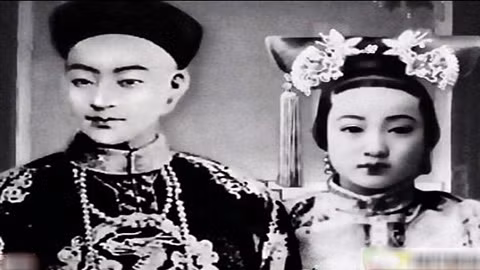 Vào ngày chọn phi, Quang Tự trong số 60 người đã yêu thích Trân Phi. Quang Tự cầm ngọc như ý trong tay, do dự. Vì ngọc như ý đưa cho ai, thì người đó làm hoàng hậu. Nhưng Từ Hy sớm đã nói ý định của mình cho Quang Tự. Quang Tự bước đến trước mặt Trân Phi, đột nhiên hoàng đế cảm thấy vô cùng đau lòng. Vào lúc này, Lý Liên Anh sớm đã biết ý định của Từ Hy liền bước đến dìu Quang Tự đến trước mặt Long Dụ, trao ngọc như ý vào tay Long Dụ. Long Dụ trở thành hoàng hậu của Quang Tự. Ảnh: Hoàng đế Quang Tự và Trân Phi.