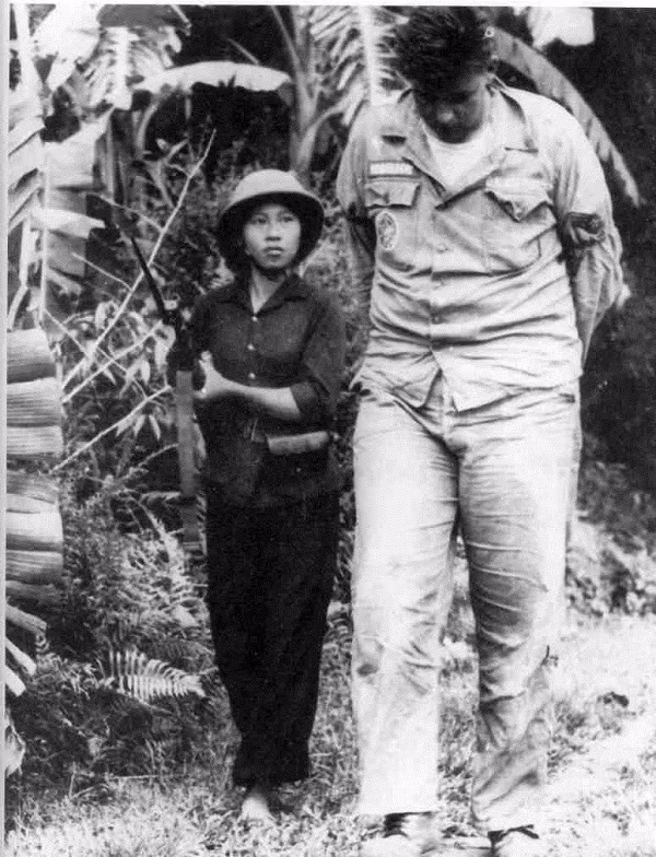 "O du kích nhỏ" Nguyễn Thị Kim Lai đang áp giải 1 phi công Mỹ.