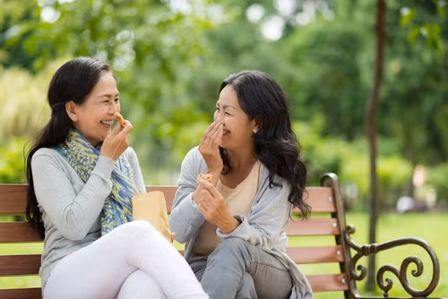 Nhưng, khi đã ở độ tuổi trung niên thì người ta nên lựa chọn vào những người bạn chất lượng thay vì có nhiều bạn mới. Ở độ tuổi này, chúng ta cần người chia sẻ, tâm sự hơn là giao thiệp công việc. Vì vậy, nên lựa chọn một vài người bạn tốt để đồng hành trong tương lai. Khi ở độ tuổi trung niên thì chúng ta nên lựa chọn những người bạn chất lượng thay vì có nhiều bạn mới.