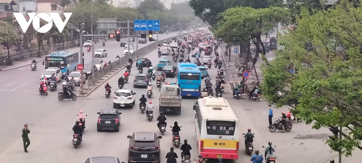 Ghi nhận vào lúc 17h tại đường Ngọc Hồi hướng về phía trung tâm thành phố, dòng phương tiện ken đặc, di chuyển rất chậm chạp.