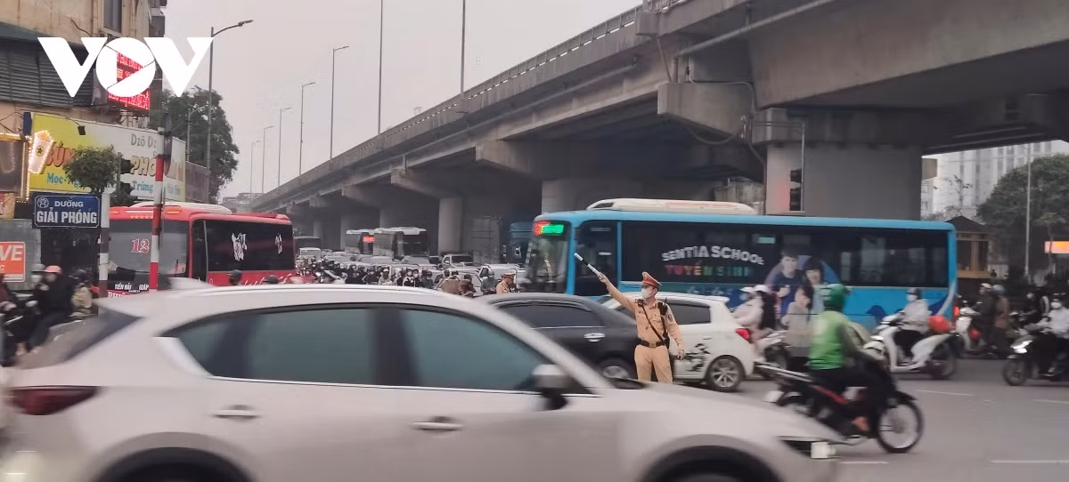 Lực lượng cảnh sát giao thông có mặt từ sớm để phân luồng, đảm bảo giao thông được thông suốt.