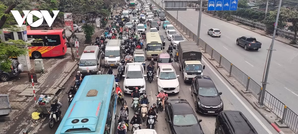Kết thúc kỳ nghỉ lễ Giỗ Tổ Hùng Vương kéo dài ba ngày từ 5/4 đến hết 7/4, nhiều người dân trở về Hà Nội để chuẩn bị cho ngày mai đi làm khiến mật độ phương tiện tại các cửa ngõ tăng cao.
