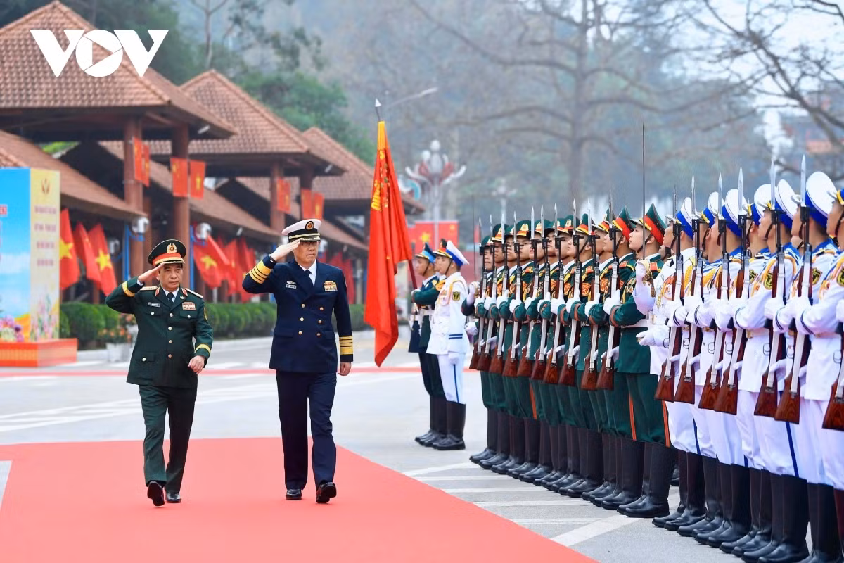 2 Bộ trưởng tham dự các hoạt động chính trong chương trình Giao lưu tại Việt Nam: Trồng cây hữu nghị; thăm trường Tiểu học Đồng Đăng; thăm Đồn Biên phòng cửa khẩu quốc tế Hữu Nghị (BĐBP Lạng Sơn); tham quan Công viên Logistics của Tập đoàn Công nghiệp -Viễn thông Quân đội (Viettel). Hai bên sẽ tiến hành hội đàm và dự kiến ký kết một số văn kiện hợp tác trong khuôn khổ Giao lưu. Ảnh: Hai Bộ trưởng duyệt đội danh dự Quân đội nhân dân Việt Nam