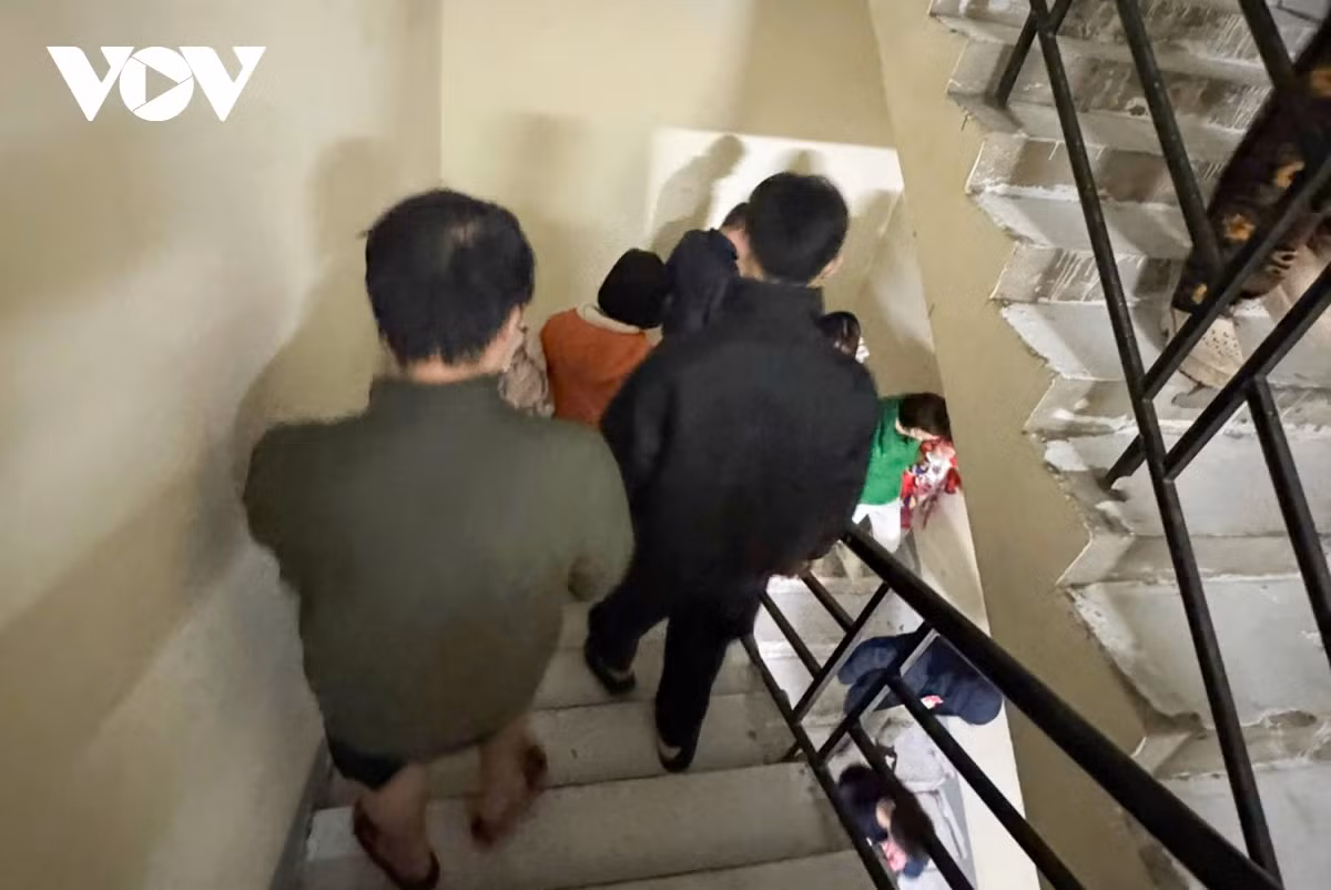 Ngoài việc nhanh chóng báo tin đến lực lượng chức năng sở tại, hệ thống cảnh báo cháy được bật, hàng trăm người dân đã hoảng loạn tháo chạy xuống tầng 1.