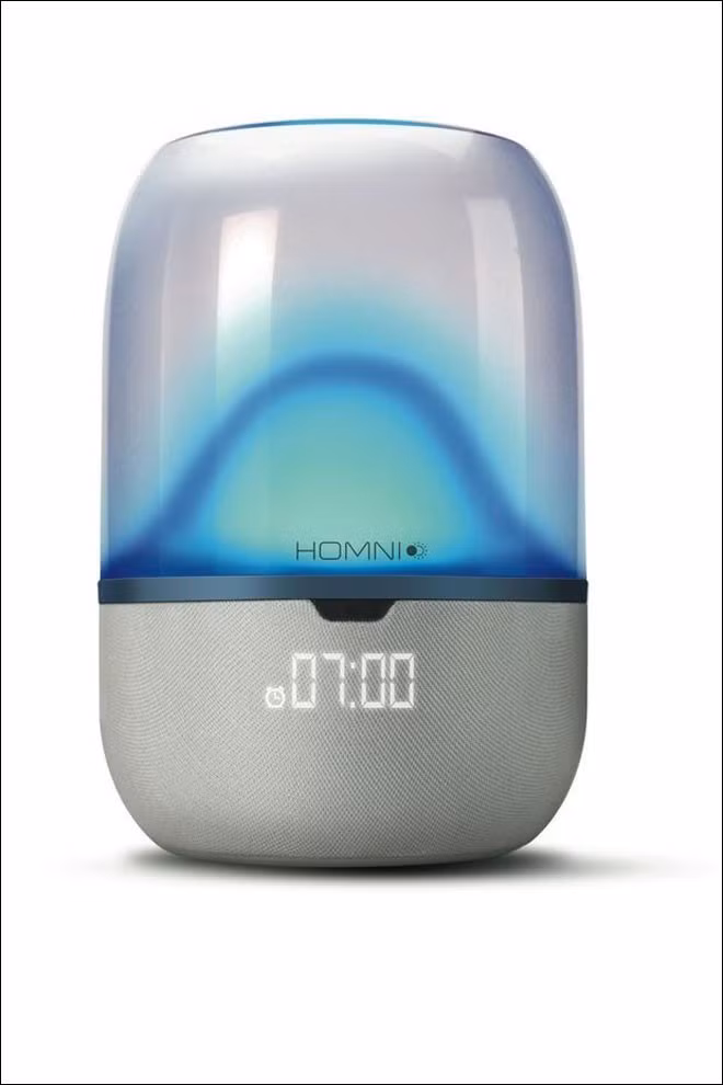 Kết nối với giường, đèn ngủ Homni đo nhiệt độ, độ ẩm, độ sáng và phân tích môi trường âm thanh trong phòng ngủ nhờ các cảm biến.